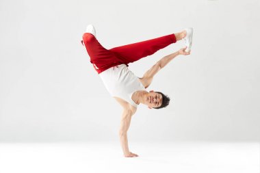 Modern hip-hop Asya dansçı beyaz duvarda izole bir yandan dans ayakta
