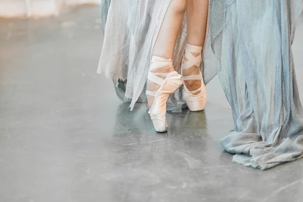 Närbild av elegant ballerina stående på tår i pekpinnar — Stockfoto