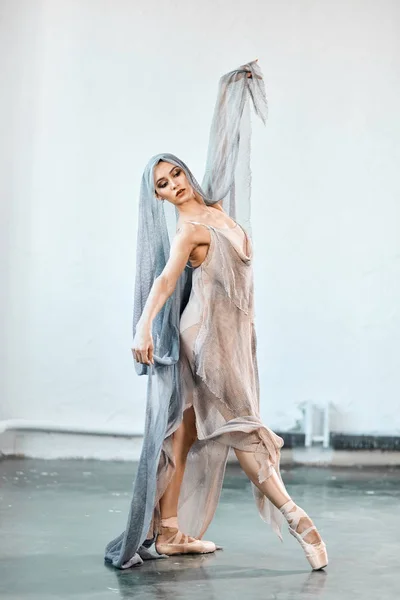 Dançarina de balé flexível que se estende no estúdio iluminado escuro — Fotografia de Stock
