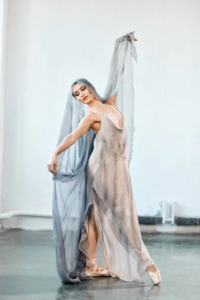 Mulher bonita dançando no estúdio em sapatos pontiagudos — Fotografia de Stock