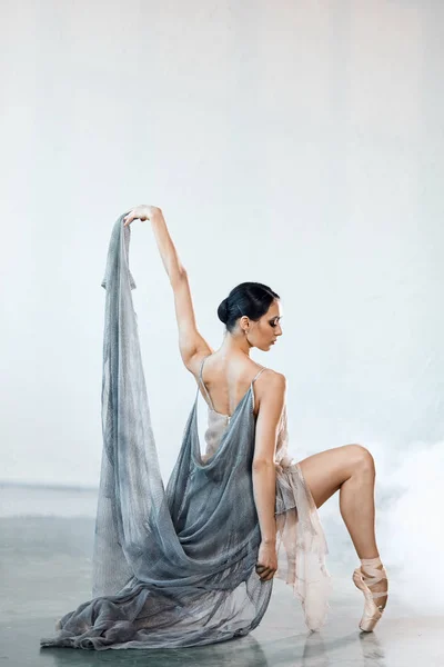 Mulher bonita dançando no estúdio em sapatos pontiagudos — Fotografia de Stock