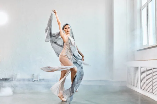 Dançarina de balé feminina com tecido branco. Formas de fluxo e movimento . — Fotografia de Stock