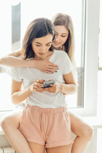 Harika kızlar bir arkadaşına mesaj mesajlaşma — Stok fotoğraf