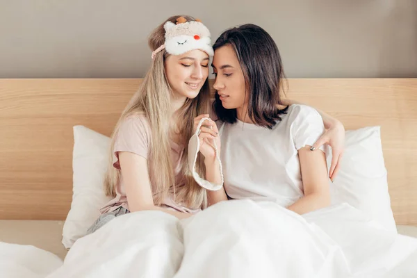 Atrakcyjne lesbijki dziewczyny z maskami do spania przygotowując się do łóżka — Zdjęcie stockowe