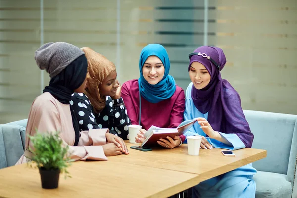 Mujeres jóvenes musulmanas de etnicidad diversa hablando de nuevo libro de autor famoso — Foto de Stock