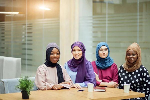 Grupo multirracial de mujeres musulmanas vestidas con ropa nacional posando en grupo — Foto de Stock
