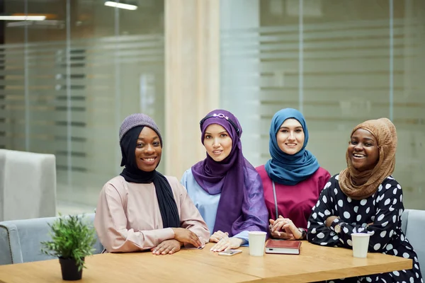 Grupo multirracial de mujeres musulmanas vestidas con ropa nacional posando en grupo — Foto de Stock