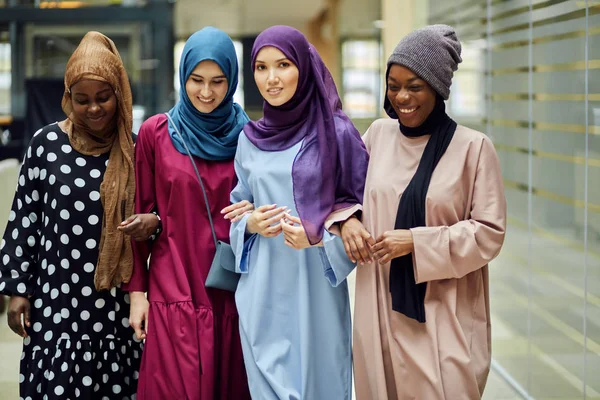 Multirassische Gruppe muslimischer Frauen in Nationalkleidung posiert in einer Gruppe — Stockfoto