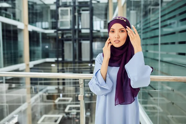 Jovem mulher usa roupas árabes tradicionais na moda. Religião e Moda — Fotografia de Stock