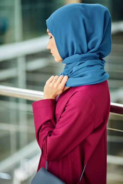 Mujer joven viste ropa árabe tradicional de moda. Religión y moda — Foto de Stock