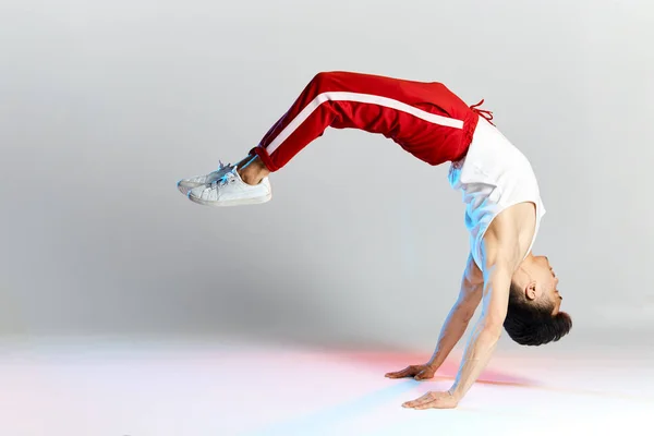 Bboy doet een aantal acrobatische stunts - Street artist breakdancing buiten — Stockfoto