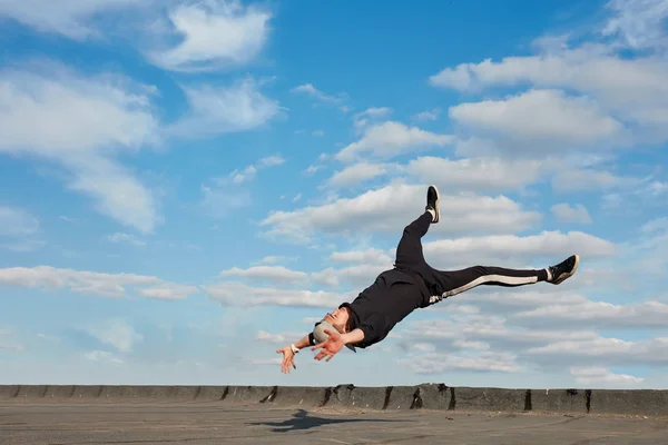 Asiatisk hip-hop man dansare gör en backdance stunts utomhus på taket — Stockfoto