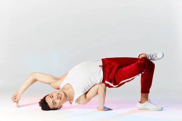 Mężczyzna hip hop tancerz lub bboy zamarza w jednej pozycji na ręce — Zdjęcie stockowe