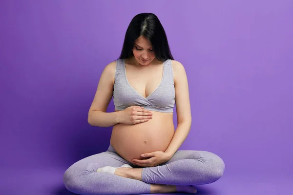 Entraînement prénatal pour une femme enceinte heureuse attrayante pratiquant le yoga — Photo