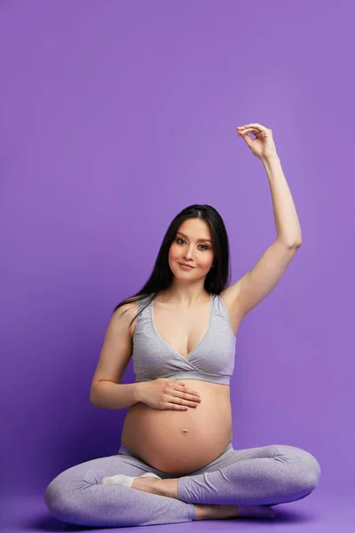 Entrenamiento prenatal para atractiva mujer embarazada feliz practicando yoga — Foto de Stock