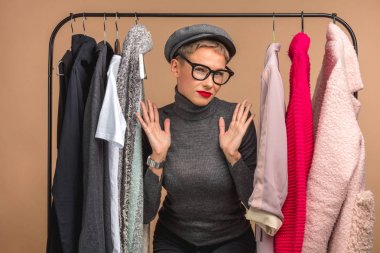 üzgün kız alışveriş merkezinde giysi sevmez