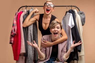 iki seksi güzel kız moda giysiler hakkında deli