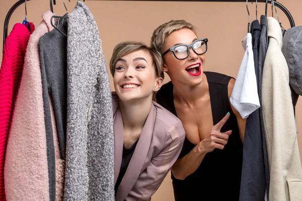 Pozitivní atraktivní ženy si vyberou oblečení v nákupním středisku — Stock fotografie
