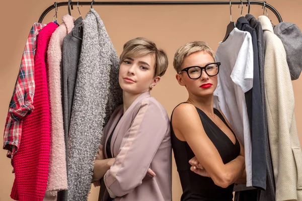Confianza hermosas chicas elegantes con brazos cruzados haciendo compras juntos — Foto de Stock