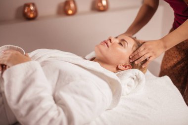 cildinizi pürüzsüz hale getirmek için spa terapisi