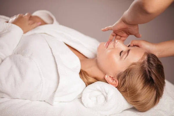 Gorgeous woman enjoys spa tretament — Stock Photo, Image