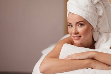 güzel kız tatil için mutlu