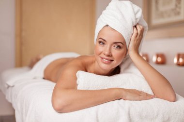 kameraya poz kafasında bir havlu ile ince model