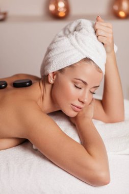 kapalı gözleri ile spa merkezinde hafta sonları harcama rahat kız