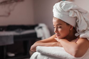 kapalı gözlü bir şezlong üzerinde rahatlatıcı harika kadın