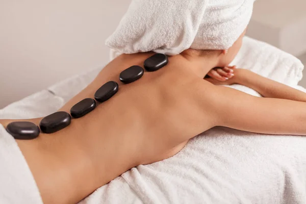 Procedura di massaggio con pietre. vacanze al centro termale — Foto Stock