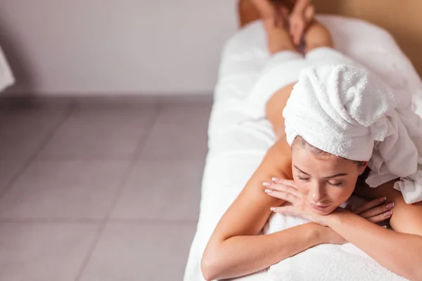 Розслаблена сексуальна дівчина отримує масаж ніг — стокове фото