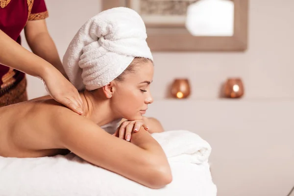 Mans hands massaging clients shoulders — Stock Photo, Image