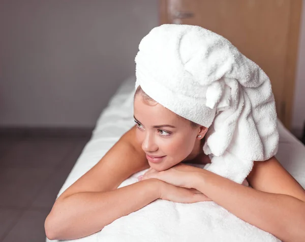 Relaxado incrível menina com uma toalha na cabeça descansando após o tratamento — Fotografia de Stock
