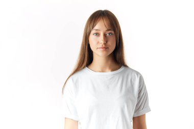 Beyaz casual giyim Studio poz güzel uzun saçlı beyaz kadın.