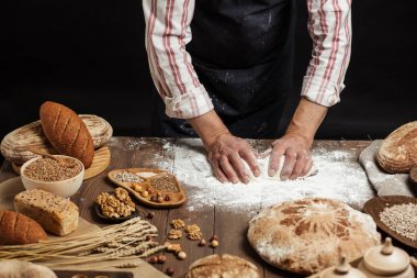 Hamur yoğurma ve bir oklava ile ekmek fırıncı el yakın çekim.