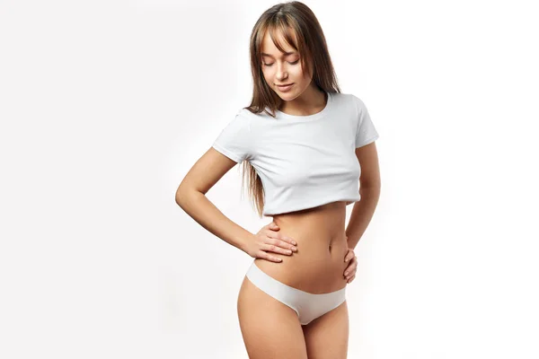 美丽的妇女在内衣测试脂肪层在腰部. — 图库照片