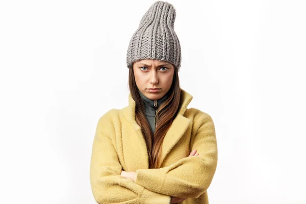Mulher caucasiana confusa e ofendida em roupas coloridas de inverno posando dentro de casa — Fotografia de Stock