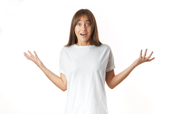 Verwirrt positives Mädchen zeigt Handflächen starren isoliert über weißen Hintergrund — Stockfoto