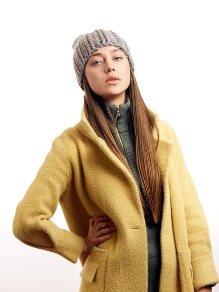 세련 된 베이지색 코트에 회색 모자 유행 hipster 갈색 머리 여자 모델 — 스톡 사진