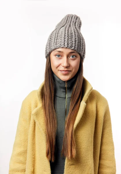 Trendy hipster brunette vrouw model in stijlvolle beige overjas en grijze hoed — Stockfoto
