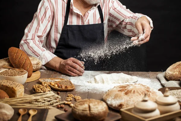Uomo cospargere un po 'di farina sulla pasta. Mani impasto pasta, vista ritagliato — Foto Stock