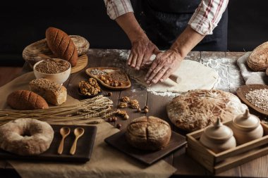 Mutfak masasının üstünde dışarı hamur haddeleme adamım, yakın çekim
