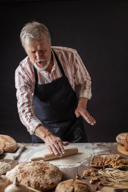 Baker mutfakta ev yapımı ekmek hamur hazırlama adam deneyimli.