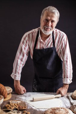 Baker mutfakta ev yapımı ekmek hamur hazırlama adam deneyimli.