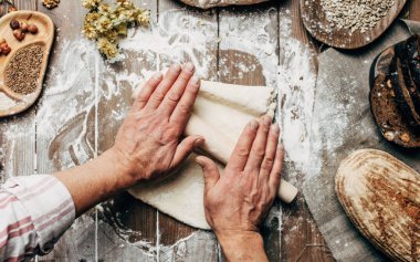 Mutfak masasının üstünde dışarı hamur haddeleme adamım, yakın çekim