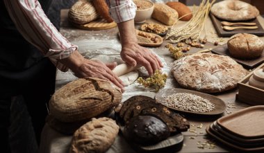 Mutfak masasının üstünde dışarı hamur haddeleme adamım, yakın çekim