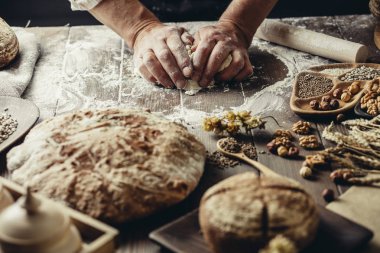 Bütün tahıl buğday ekmeği, bütün ve dilimlenmiş, siyahta izole tohum içerir