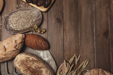 Bütün tahıl buğday ekmeği, bütün ve dilimlenmiş, siyahta izole tohum içerir