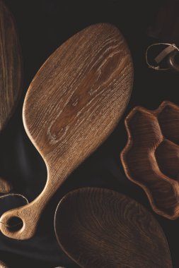 Ahşap arka plan üzerinde kesme tahtası seti