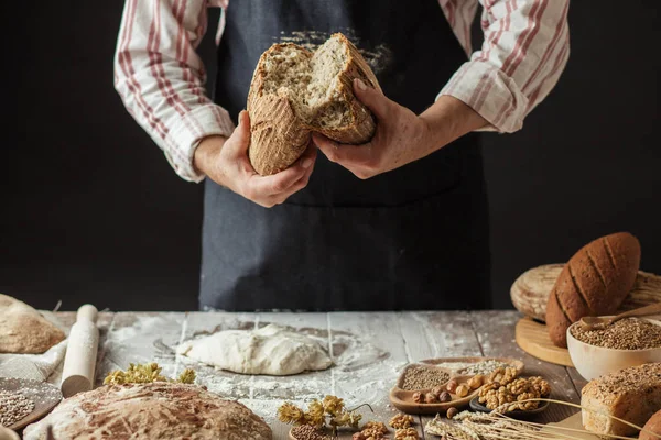 Chef rompiendo pan recién horneado de masa madre —  Fotos de Stock